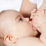 neonato-che-viene-allattato