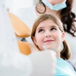 Primo piano di bambina dal dentista